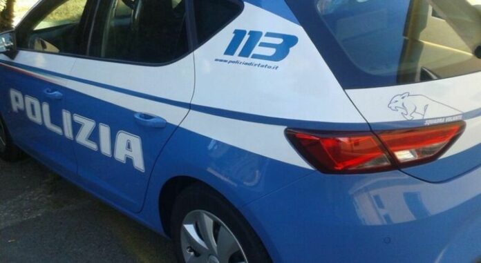 Napoli, Scampia: tentano truffa ai danni di un’anziana e aggrediscono i poliziotti. Arrestati due 21enni