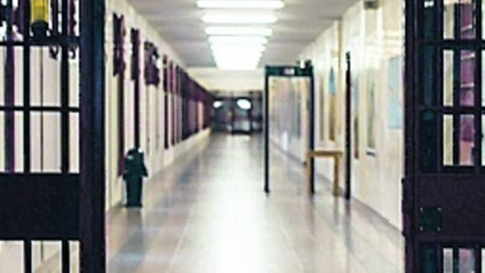 Napoli, fugge dalla comunità e aggredisce un carabiniere: 17enne arrestato Napoli, fugge dalla comunità e aggredisce un carabiniere: 17enne arrestato