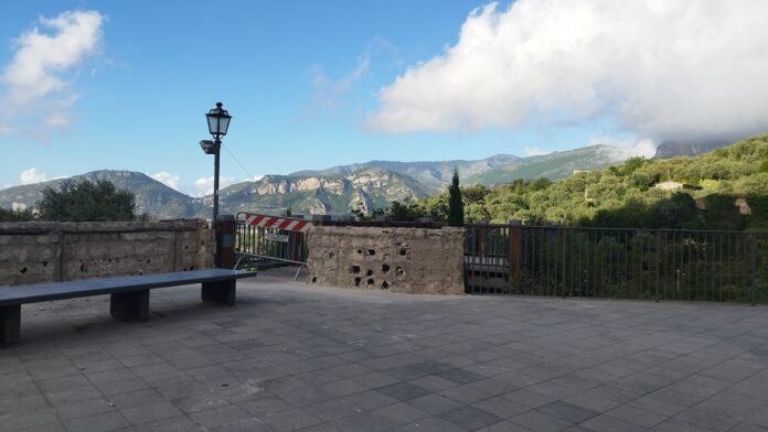 Sant’Agnello, al via i lavori per la nuova piazzetta di Trasaella: tra restyling e sicurezza, spunta anche un defibrillatore pubblico