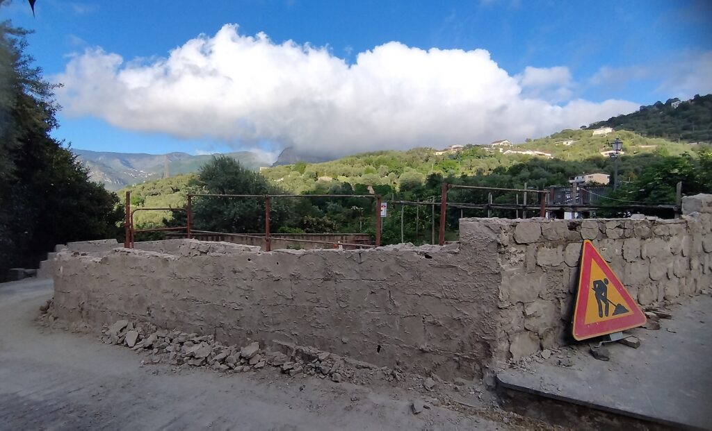 Sant’Agnello, al via i lavori per la nuova piazzetta di Trasaella: tra restyling e sicurezza, spunta anche un defibrillatore pubblico