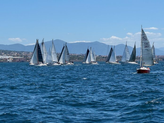 Vela, festa per il Circolo Nautico Torre del Greco nella regata Sulle rotte dei Borbone