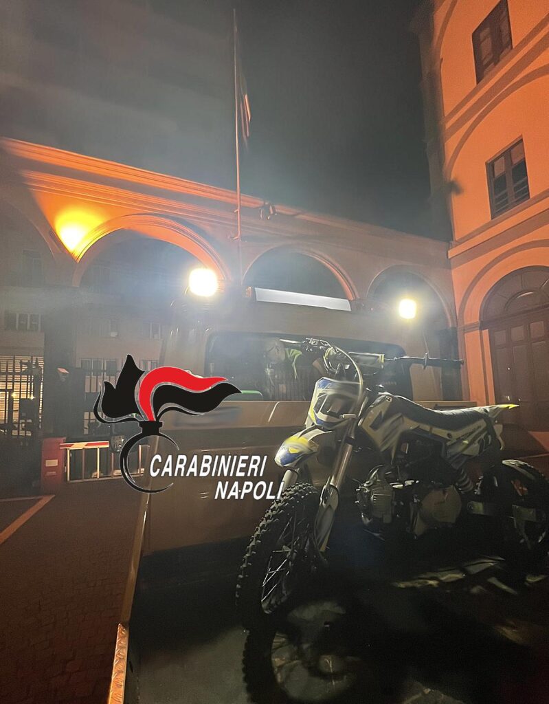 Napoli, bimbo di 9 anni sfreccia su mini moto in zona pedonale: denunciati i genitori