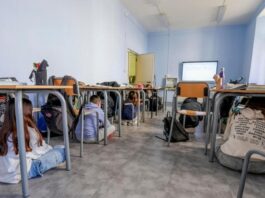 Terremoto a Napoli, la terra trema ai Campi Flegrei: panico tra la popolazione, scuole evacuate e treni fermi