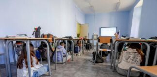 Terremoto a Napoli, la terra trema ai Campi Flegrei: panico tra la popolazione, scuole evacuate e treni fermi