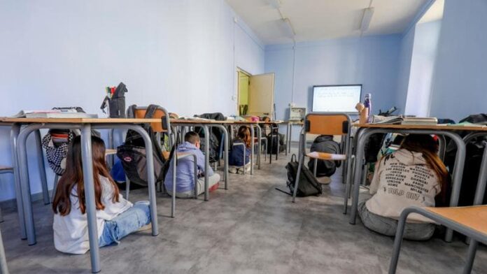 Terremoto a Napoli, la terra trema ai Campi Flegrei: panico tra la popolazione, scuole evacuate e treni fermi Terremoto a Napoli, la terra trema ai Campi Flegrei: panico tra la popolazione, scuole evacuate e treni fermi