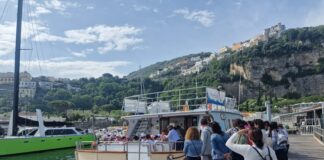 Educazione ambientale e turismo sostenibile: gli studenti di Vico Equense scoprono l’Area Marina Protetta di Punta Campanella a bordo della “Scorfanella”