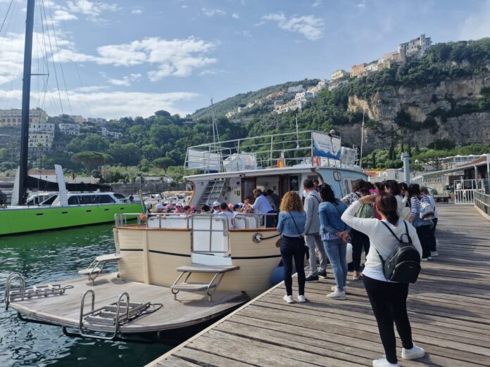 Educazione ambientale e turismo sostenibile: gli studenti di Vico Equense scoprono l’Area Marina Protetta di Punta Campanella a bordo della “Scorfanella”