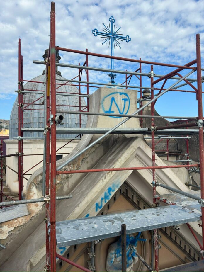 Follia Napoli, imbrattata d'azzurro la chiesa di Piazza Bellini