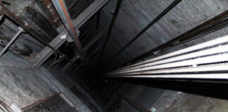 Torre del Greco, ascensore precipita con un’intera famiglia dentro: ferite lievi e tanto spavento