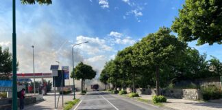 Incendio a Torre del Greco, paura per la vicinanza a un distributore: strada chiusa per motivi di sicurezza