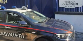 Scafati, si spoglia davanti a minorenni al centro commerciale: arrestato 34enne, sarà espulso