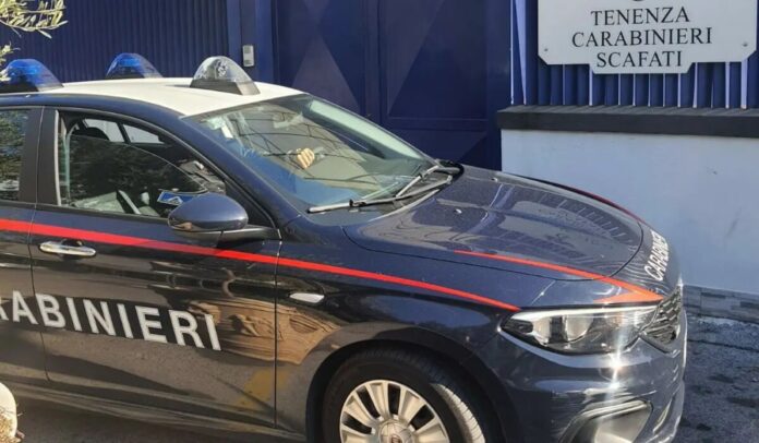 Scafati, si spoglia davanti a minorenni al centro commerciale: arrestato 34enne, sarà espulso