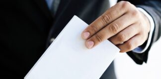 Torre del Greco, al seggio tra illegalità e grande civismo: denunciata una donna, mentre una centenaria dà lezione di democrazia