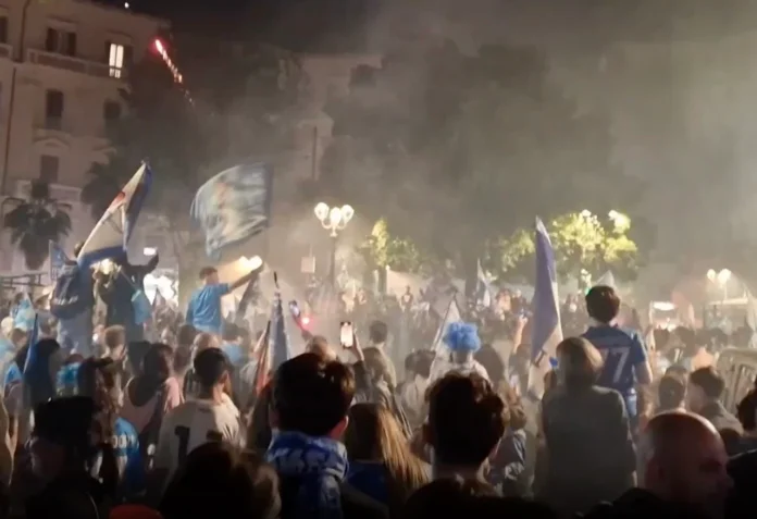 Chiaia: durante i festeggiamenti del Napoli, rapinano un uomo e tentano un’estorsione: arrestati due giovani di Ercolano