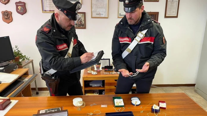 Procida: truffa del finto nipote, 51enne arrestato dai Carabinieri. Recuperati oltre 5mila euro