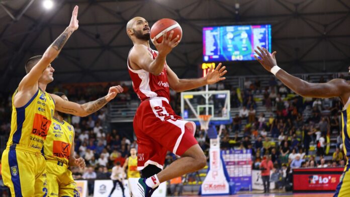 La Givova resiste un tempo a Milano, poi l’Olimpia allunga