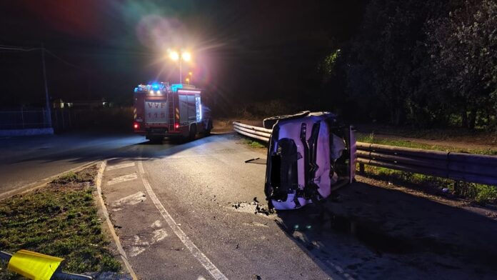 Eboli, incidente nella notte: auto si ribalta sulla litoranea, tre donne ferite