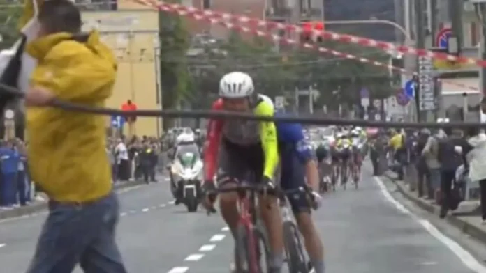 Napoli, 67enne invade il percorso del Giro d’Italia: scatta il DASPO
