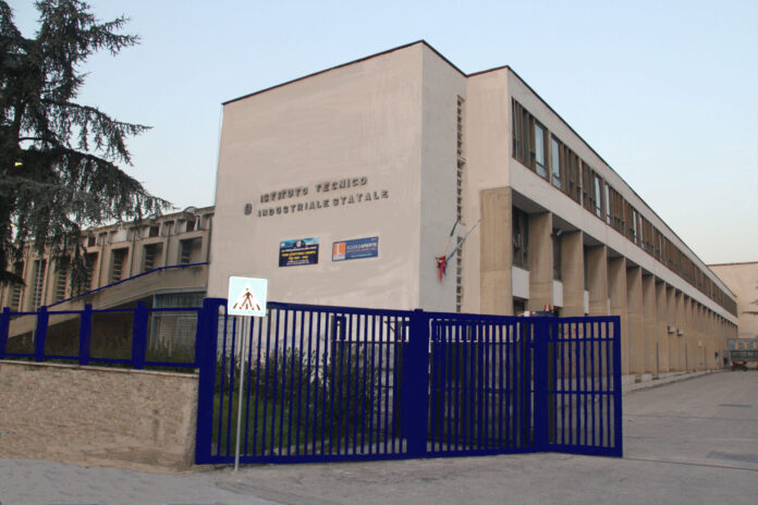 San Giorgio a Cremano, falso allarme bomba all'Iti “Enrico Medi”: evacuata la scuola, nessun ordigno trovato