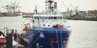 Napoli, sbarcati 69 migranti dalla nave Sea Watch 5: operazioni coordinate dalla Prefettura