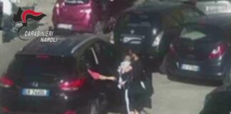 Napoli, maxi blitz antidroga: arrestata 56enne sorpresa a spacciare con un bimbo in braccio, sequestrate oltre 1.600 dosi