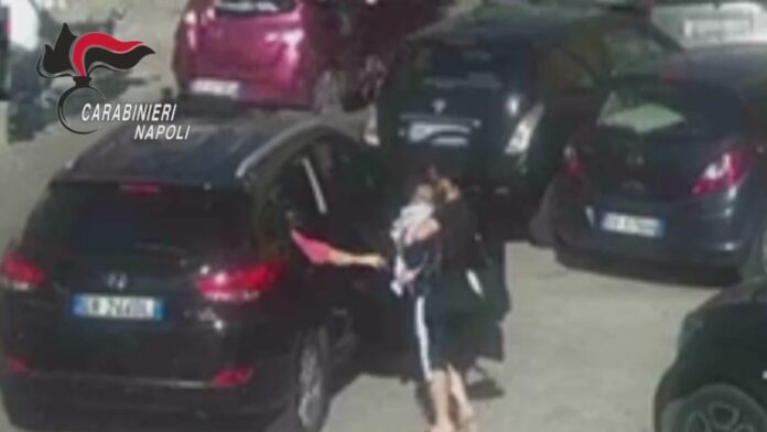 Napoli, maxi blitz antidroga: arrestata 56enne sorpresa a spacciare con un bimbo in braccio, sequestrate oltre 1.600 dosi