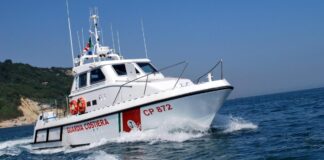 Torre Annunziata, bimbo su materassino trascinato al largo: salvati lui e una donna dalla Capitaneria di Porto