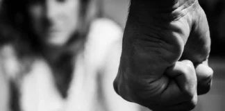 Sorrento, picchia la compagna sotto gli occhi di un tassista: condannato a due anni con pena sospesa