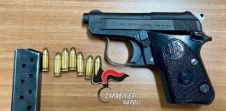 Napoli, Villaricca: 24enne incensurato arrestato con pistola rubata sotto al volante
