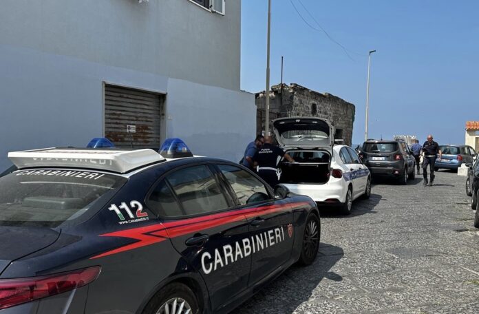Castellammare di Stabia: stretta contro i parcheggiatori abusivi e irregolarità sulle spiagge. Controlli di Carabinieri e Polizia Municipale