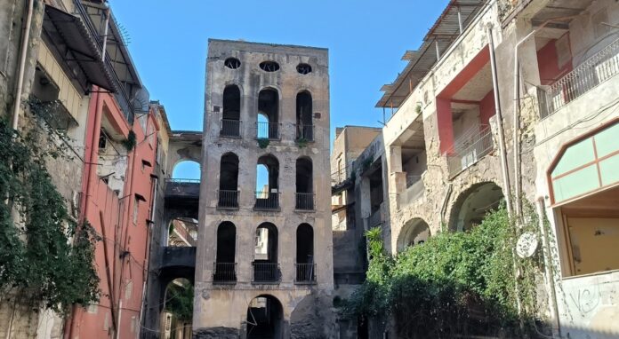 Espropri e cavilli burocratici frenano la demolizione di Palazzo Fienga, simbolo del clan Gionta