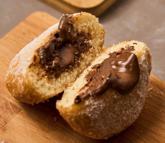 Giornata mondiale del cioccolato: Fabio Tuccillo la celebra con i suoi bomboloni e la ricetta da un milione e mezzo di visualizzazioni