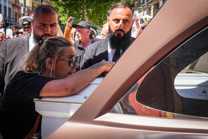 Martina Carbonaro: commozione e rabbia ai funerali della 14enne uccisa ad Afragola