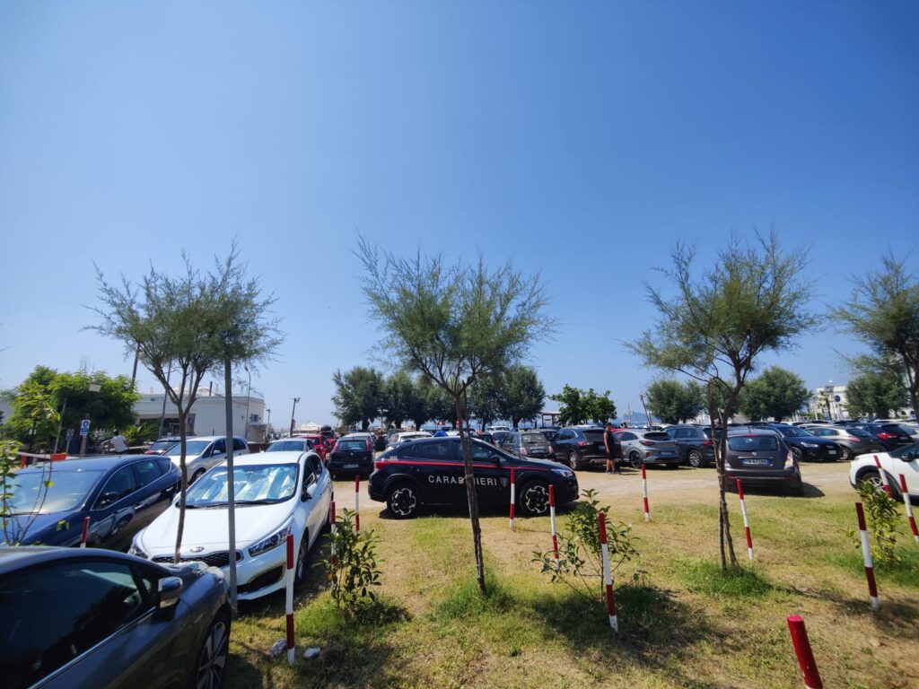 Bacoli, parcheggio abusivo e rifiuti speciali in area protetta: denunciata una 66enne