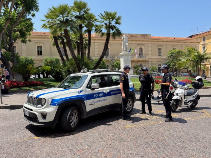 Sorrento, tenta di truffare un’anziana: arrestato grazie al pronto intervento della polizia locale