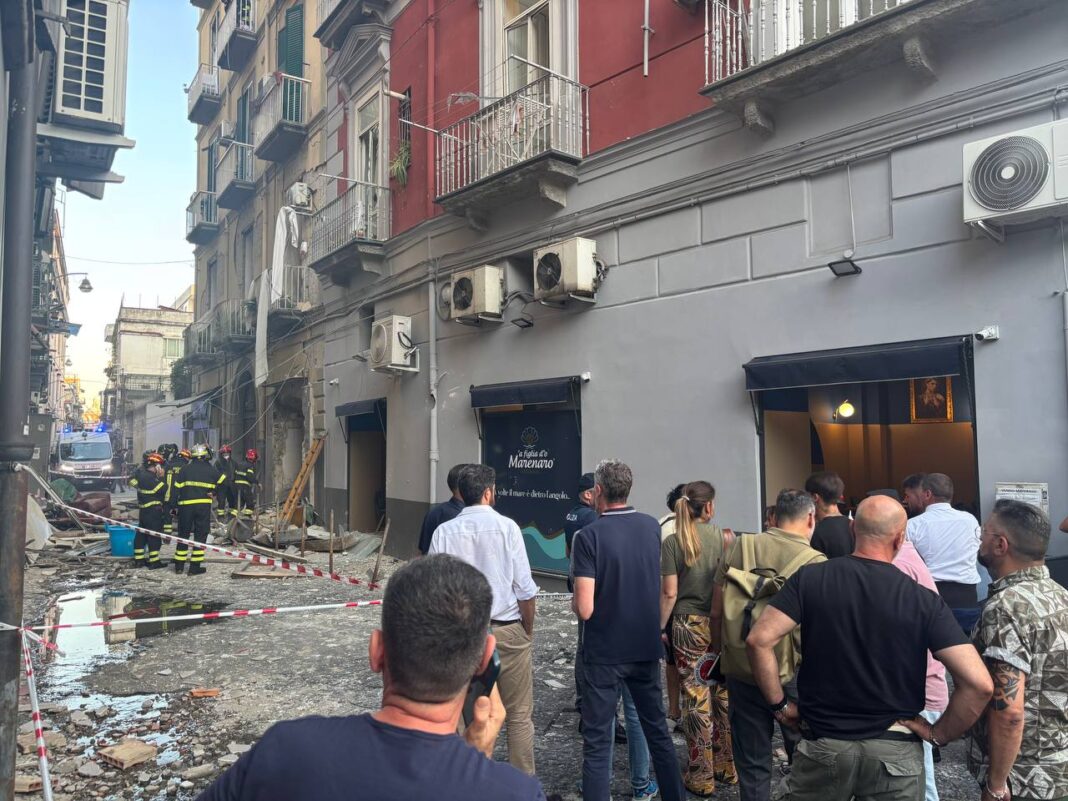 Boato in via Foria: esplosione nel centro storico di Napoli, palazzo sventrato e diversi feriti