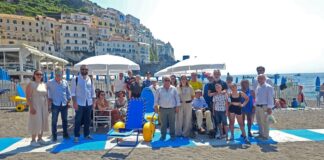 Ad Amalfi il mare è davvero “per tutti”: inaugurata la spiaggia attrezzata per persone con disabilità
