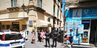 Sorrento, bambina si allontana dai genitori nel centro storico: subito ritrovata