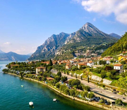 Panorama lago d'Iseo in Italia