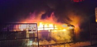 Angri, incendio in un capannone: struttura collassata e ordinanza del sindaco per la salute pubblica