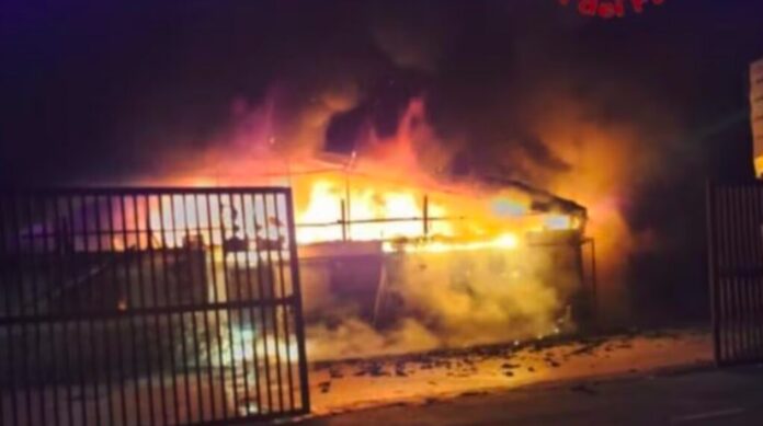 Angri, incendio in un capannone: struttura collassata e ordinanza del sindaco per la salute pubblica