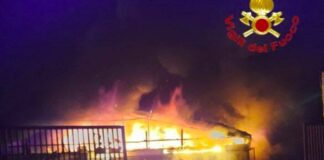 Capannone in fiamme ad Angri, incubo ambientale. L’Arpac: «Diossina nell’aria»