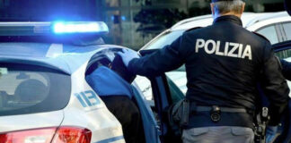 Napoli, rapina a un turista e fuga rocambolesca: arrestati due giovani, uno ha investito un poliziotto