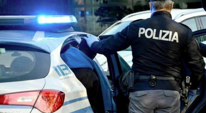 Napoli, rapina a un turista e fuga rocambolesca: arrestati due giovani, uno ha investito un poliziotto Napoli, rapina a un turista e fuga rocambolesca: arrestati due giovani, uno ha investito un poliziotto
