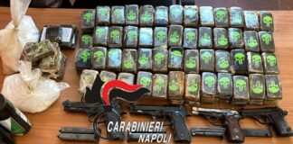 Scampia, blitz delle forze dell’ordine: sequestrate armi finte, ricetrasmittenti e attrezzi da scasso