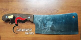 Napoli: aggredisce infermiere del 118 con una mannaia, rapina una pizzeria e lancia una bottiglia contro un’ambulanza. Arrestato 56enne