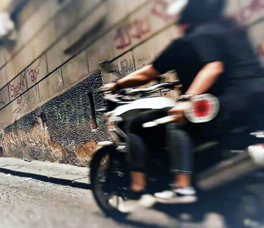 Cercola: rapinano coppia e fuggono in scooter, arrestati due giovanissimi. Uno ha solo 16 anni
