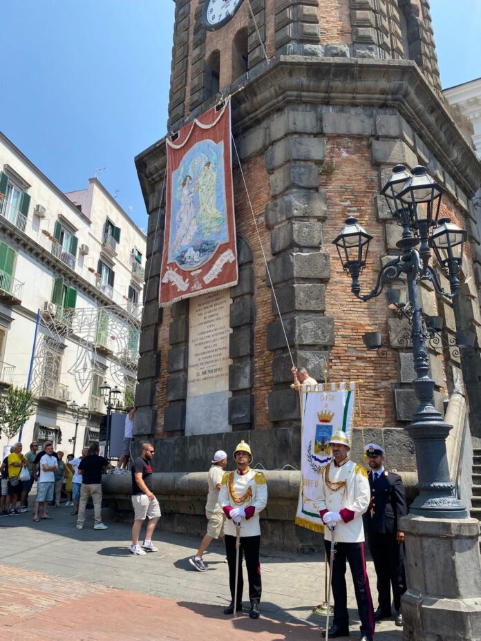 Torre del Greco: cerimonia dell’alzabandiera, cresce l’attesa per i quattro altari