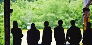 Napoli, branco di minori aggredisce una donna dopo una lite al supermercato: sei denunciati