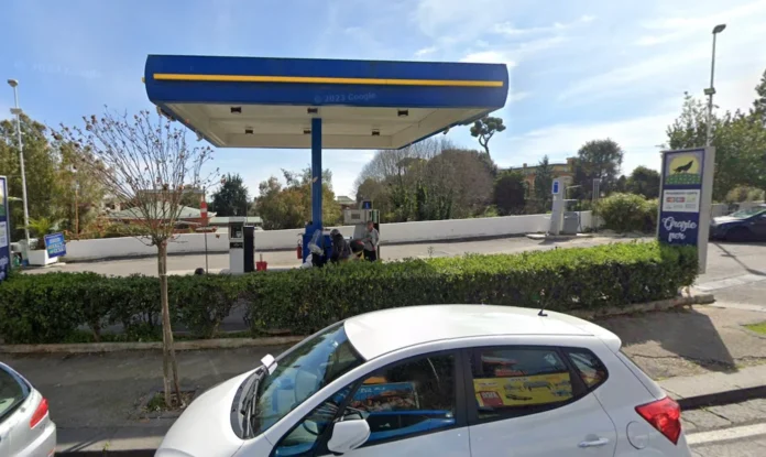 Tentata rapina a un distributore di carburante: fermati due giovani, accoltellati due benzinai